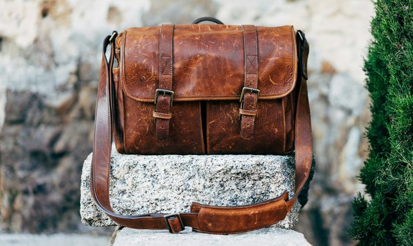 How to Select the Ideal Leather Satchel for High-End Professional Environments?